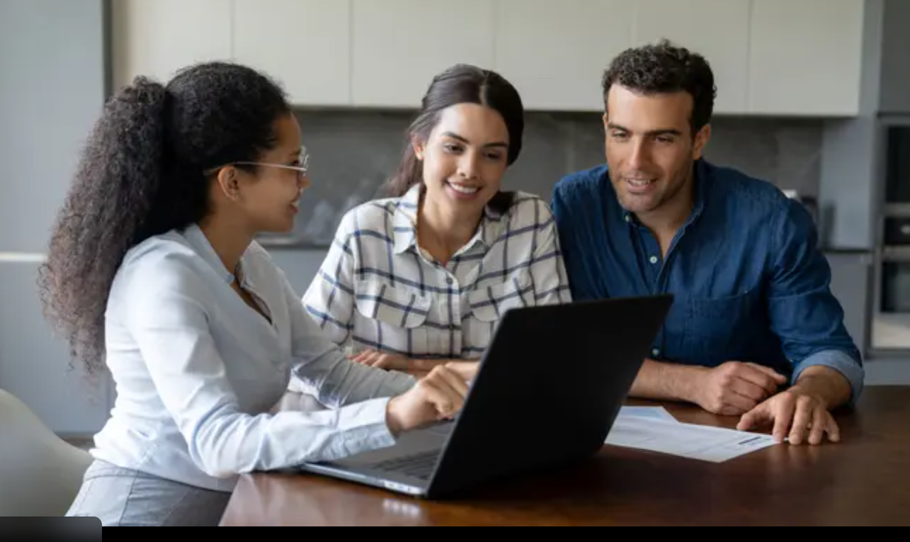 Asesora brindando orientación personalizada a una pareja durante una sesión de planificación de protección y legado.